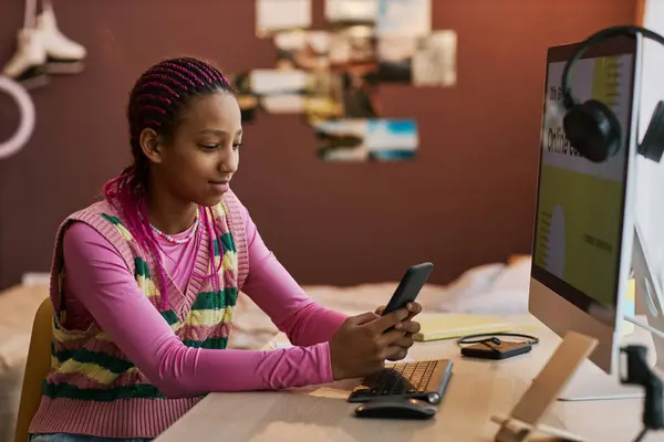 Evde Akıllı Telefon Kullanan Arkadaşlarıyla Mesajlaşan Siyah Genç Kızın Yan — Stok fotoğraf