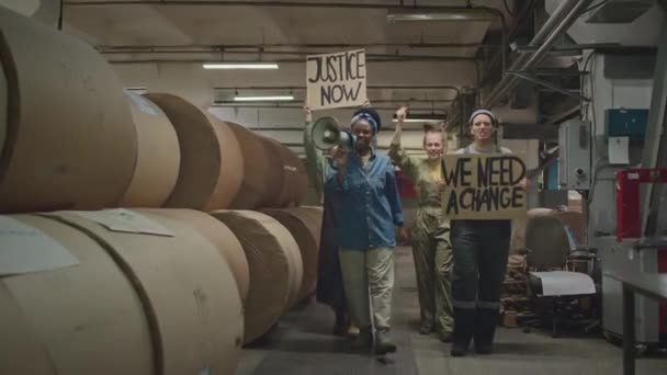 Fabrikada Çalışan Çok Irklı Kadın Işçilerin Tam Karton Pankartlar Sözlüklerle — Stok video