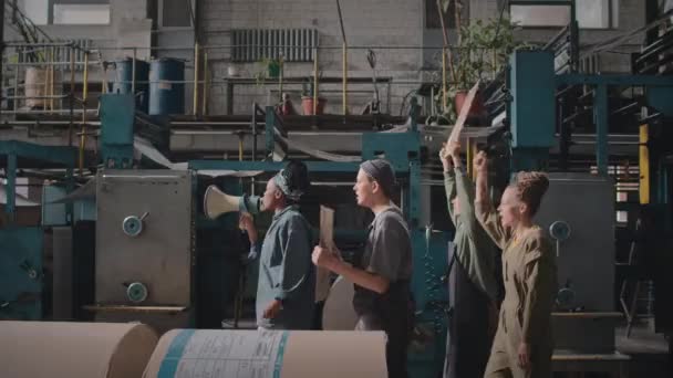 工厂工厂化罢工期间 一群来自不同族裔的年轻力壮女性员工拿着纸板纸横幅和标语进行抗议 他们的侧面照片被拍了下来 — 图库视频影像