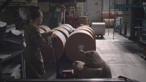Lowkey Záběr Mladé Bělošky Tovární Dělnice Kombinézové Uniformě Nesoucí Těžké — Stock video