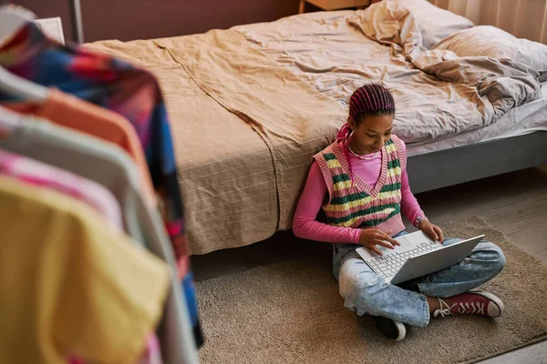 Huysuz Odada Yerde Oturan Dizüstü Bilgisayar Kullanan Genç Bir Kızın — Stok fotoğraf
