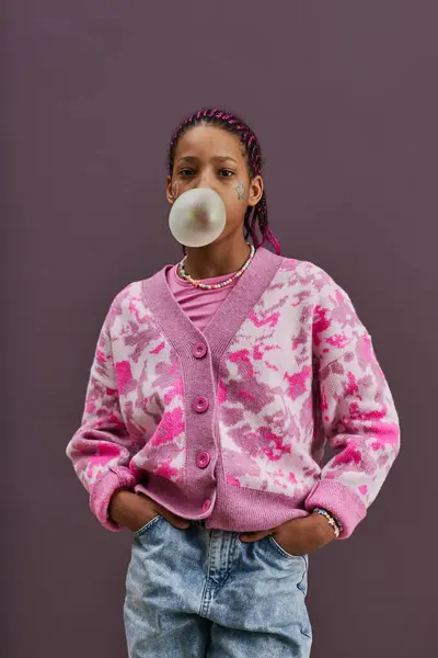 Verticaal Taille Omhoog Portret Van Zwart Tiener Meisje Blazen Bubblegum — Stockfoto