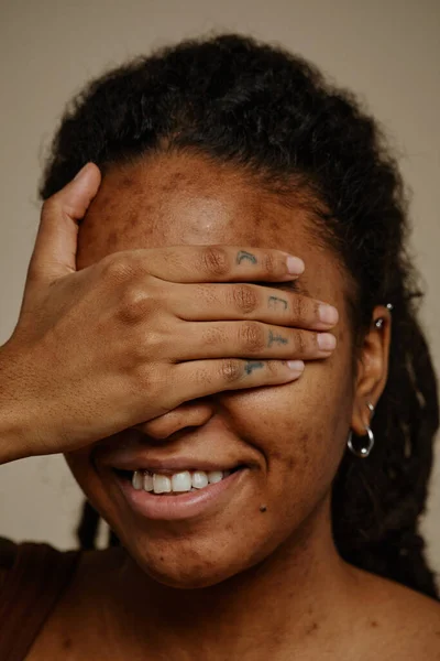 Close Portret Etnicznej Młodej Kobiety Zamykającej Oczy Ręką Uśmiechającej Się — Zdjęcie stockowe
