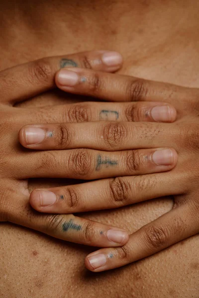 Närbild Knäppta Kvinnliga Händer Med Finger Tatueringar Över Riktig Hud — Stockfoto