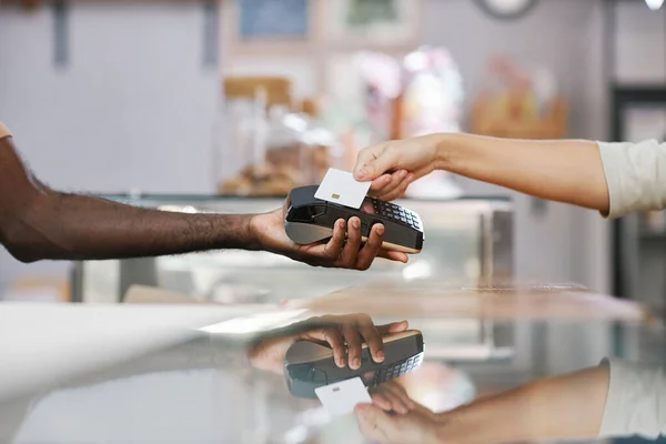 Kundenhände Mit Kreditkarte Zahlen Für Bestellung Bäckerei — Stockfoto