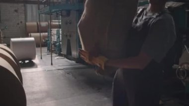 Güçlü, beyaz bir kadının ağır torbayı omzuna alıp sanayi fabrikası boyunca taşıdığı belden aşağı vuruşu.