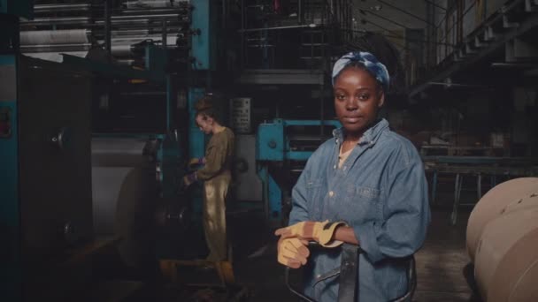Средний Скромный Портрет Молодой Афроамериканской Работницы Синей Джинсовой Рубашке Бандане — стоковое видео