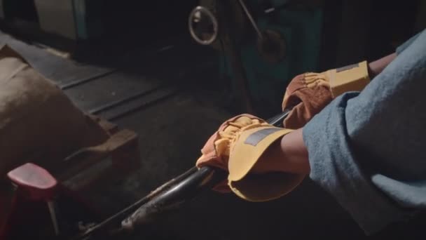 Schouder Van Onherkenbare Arbeider Trekken Hand Pallet Truck Jack Geladen — Stockvideo