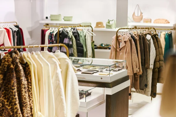Hintergrundbild Von Luxus Boutique Interieur Einkaufszentrum Mit Kleidung Auf Kleiderbügeln — Stockfoto