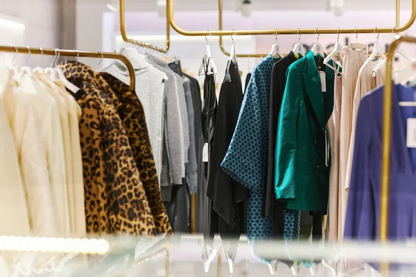 Hintergrundbild Des Boutiquen Interieurs Einkaufszentrum Mit Kleidern Auf Kleiderbügeln Kopierraum — Stockfoto