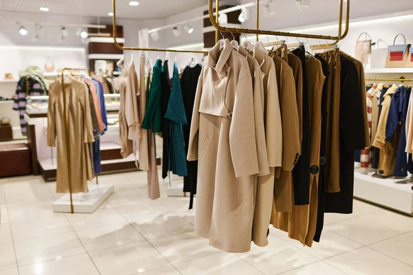 Weitwinkel Hintergrundbild Der Herbst Modekollektion Auf Regalen Bekleidungsboutique Kopierraum — Stockfoto
