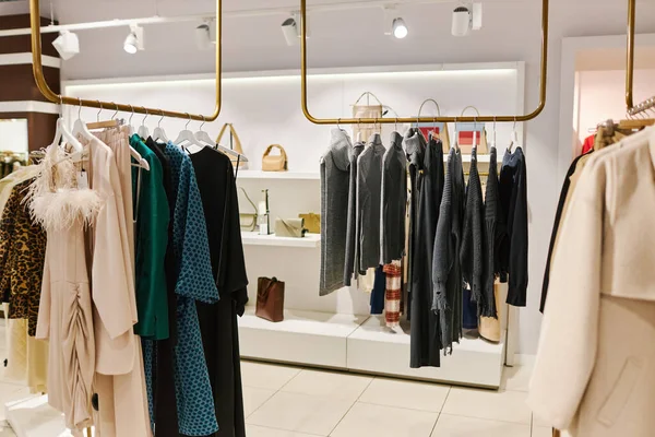 Boutique Shop Interieur Hintergrund Einem Einkaufszentrum Mit Kleidung Auf Kleiderbügeln — Stockfoto