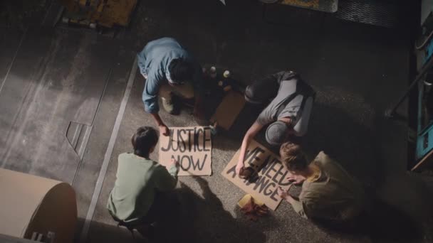 工厂女工坐在地板上 在纸板横幅上写抗议标语 同时准备一起参加工业罢工的头像 — 图库视频影像