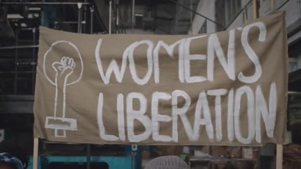 공장에서 페미니스트의 직장에서 소리와 포스터를 — 비디오