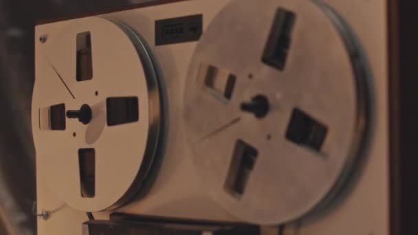 레트로 스튜디오에서 테이프 레코더에 테이크업 클로즈업 아무도 — 비디오