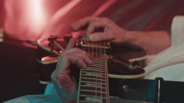 Neon Sahnede Elektro Gitarla Rock Çalan Tanınmayan Bir Erkek Müzisyenin — Stok video