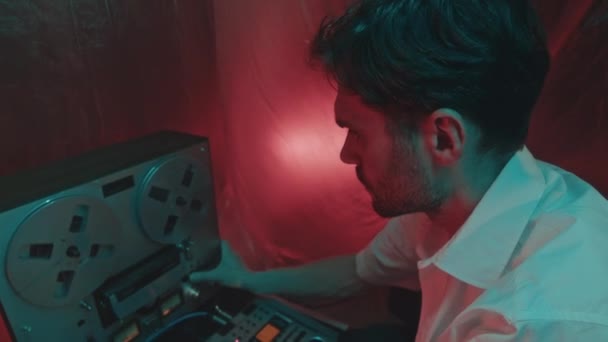 Slowmo Mladého Bělocha Zapínajícího Stahovací Magnetofon Zatímco Vytváří Hudbu Neonovém — Stock video