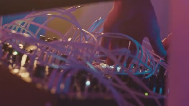 Unerkennbarer Performt Auf Modularem Synthesizer Steckt Audiokabel Auf Neon Bühne — Stockvideo