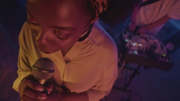Dari Atas Closeup Menengah Wanita Muda Afrika Amerika Bernyanyi Mikrofon — Stok Video