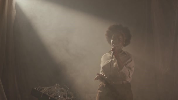 Dolly Slow Atractiva Mujer Negra Interpretando Canción Micrófono Mientras Está — Vídeo de stock