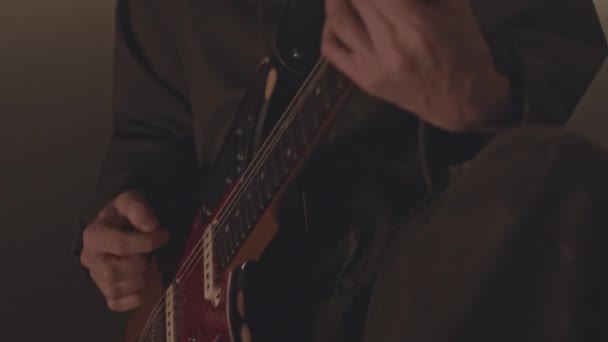 Incline Lentidão Expressivo Guitarrista Rock Tocando Música Guitarra Elétrica Luz — Vídeo de Stock
