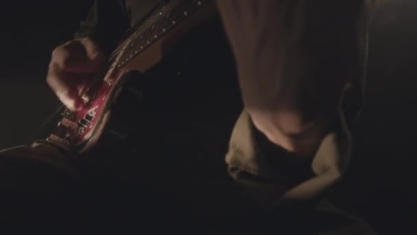 Karanlık Odada Ustaca Gitar Çalan Yetenekli Beyaz Erkek Müzisyenlerin Çekimleri — Stok video