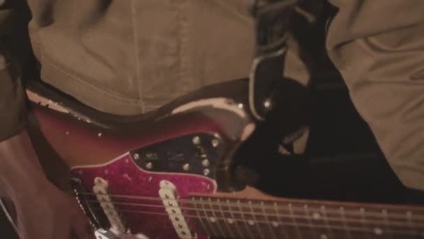 Kafkas Erkek Müzik Sanatçısının Karanlık Arka Planda Elektro Gitar Çalmasını — Stok video