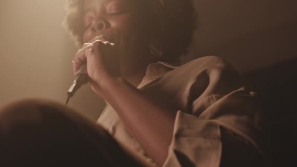 Низкий Угол Съемки Художественной Молодой Чернокожей Женщины Щелкая Музыкальный Ритм — стоковое видео