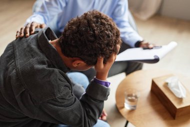 Stresli ve bunalımlı genç çocuk, psikolojik muayeneden sonra tükendi.