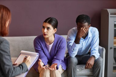 Çift aile psikologu ile ilişki sorunları tartışıyor.