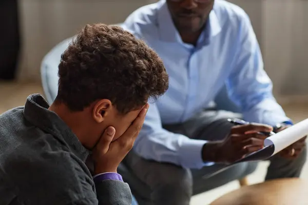 Nastolatek Płacze Gdy Rozmawia Szkolnym Psychologiem Nękaniu — Zdjęcie stockowe