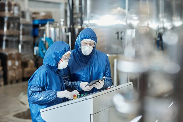 産業工場で保護ギヤ操作装置を身に着けている2人の労働者の肖像 — ストック写真