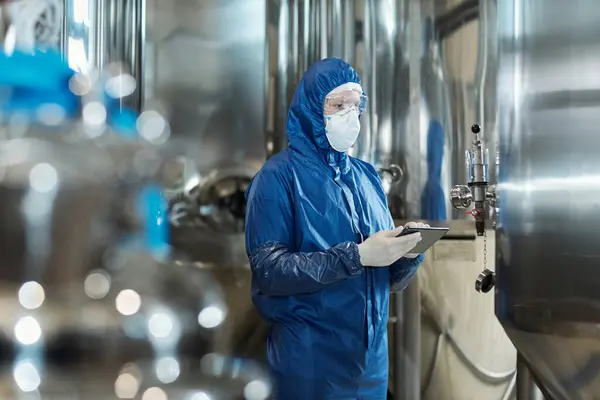 Arbeiter Mit Schutzanzug Und Tablet Industriefabrik — Stockfoto