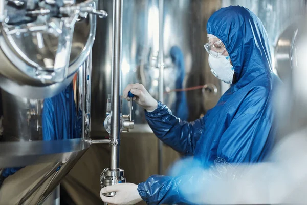 Man Met Beschermende Kleding Werkend Chemische Fabriek Zijaanzicht — Stockfoto