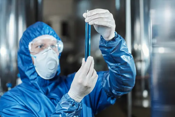 Nahaufnahme Eines Arbeiters Reagenzglas Mit Blauer Flüssigkeit Bei Der Produktion — Stockfoto