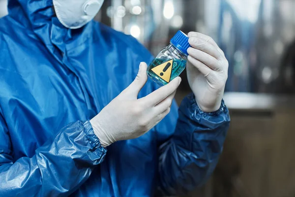 Sluiten Van Werknemer Met Blauwe Vloeistof Activator Chemische Fabriek Kopieerruimte — Stockfoto