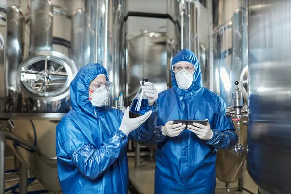 Porträt Von Zwei Arbeitern Die Einer Chemiefabrik Tests Durchführen Und — Stockfoto
