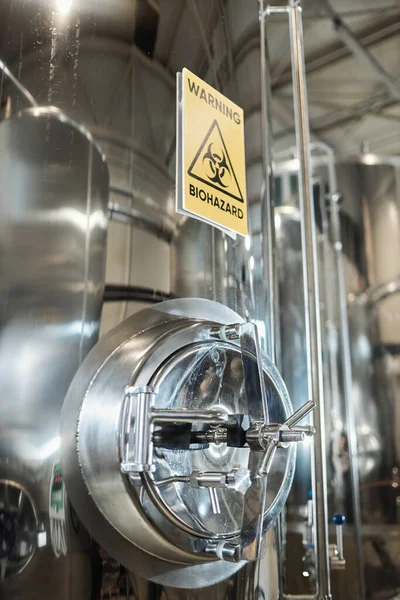 化学工場の鋼鉄貯蔵タンクの警告バイオハザードの印の縦の背景イメージ — ストック写真