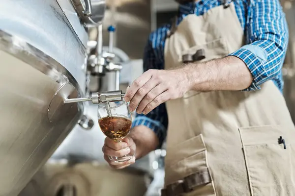 醸造工場でビールを注ぐ認識できない男性の醸造所の閉鎖 — ストック写真