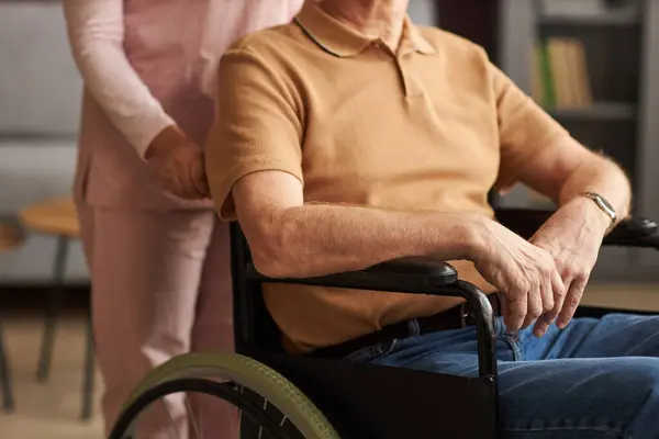 Tekerlekli Sandalyedeki Adamın Arkasında Duran Sosyal Görevlinin Yakın Plan Fotoğrafı — Stok fotoğraf