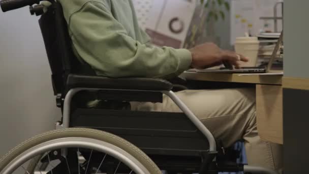Przycięte Ujęcie Nierozpoznawalnego Czarnego Człowieka Wózku Inwalidzkim Ubraniu Casualwear Piszącego — Wideo stockowe