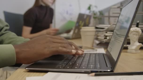 Przycięte Zbliżenie Zdjęcia Nierozpoznawalnego Afroamerykańskiego Pracownika Biurowego Wpisującego Klawiaturze Laptopa — Wideo stockowe