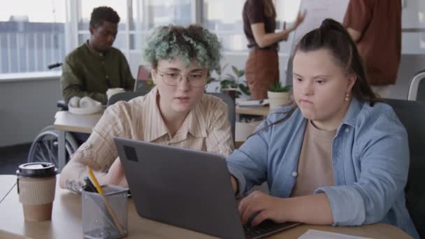Cintura Jovem Mulher Branca Com Síndrome Aprendendo Usar Laptop Colega — Vídeo de Stock