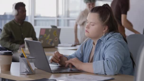 성공적인 마케팅 회사에서 사무실에서 노트북을 증후군을 코카서스 직원의 — 비디오