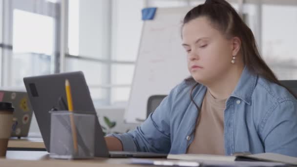 Грудь Молодой Белой Женщины Синдромом Дауна Сидящей Перед Ноутбуком Рабочем — стоковое видео