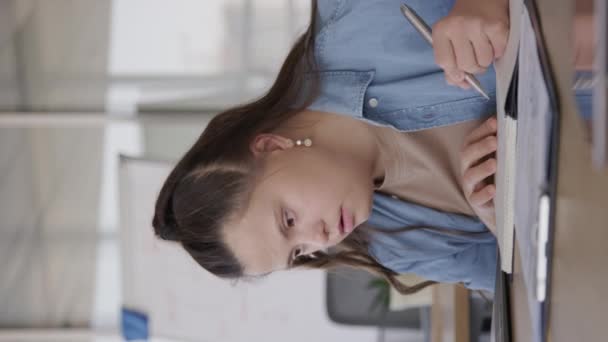 Вертикальний Знімок Грудей Молодої Кавказької Жінки Синдромом Дауна Пише Копіювальній — стокове відео