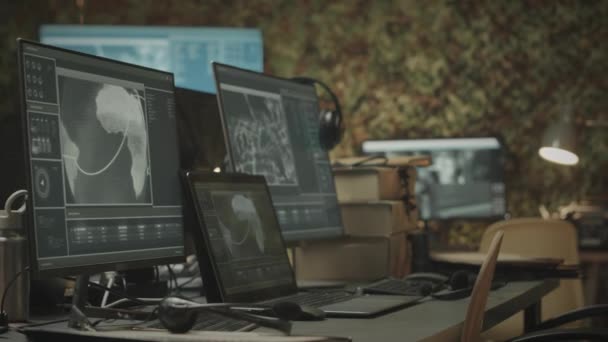 軍の指揮官とコントロールセンターのオフィスに机の上に立っている2台のコンピューターモニターとラップトップ上の監視秘密データを撮影した人はいない — ストック動画