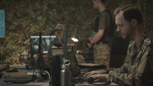 Panning Medium Shot Squadra Multietnica Ufficiali Sorveglianza Militare Che Collaborano — Video Stock