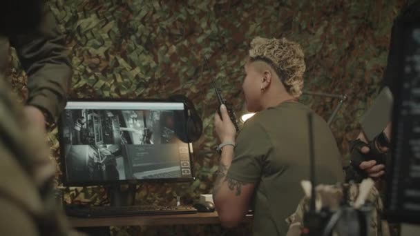 Πίσω Όψη Του Biracial Τατουάζ Γυναίκα Στρατιωτικός Εργαζόμενος Παρακολούθησης Βλέποντας — Αρχείο Βίντεο