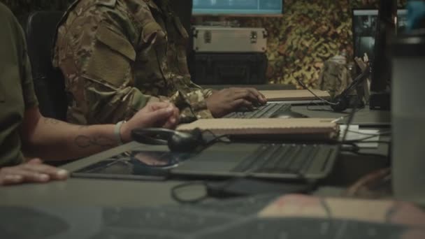Plan Incliné Deux Collègues Uniforme Camouflage Assis Bureau Devant Ordinateur — Video